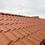 Vi har udskiftet undertag pga mårangreb. Vi har sikret taget yderligere med fuglegitter af metal og rygningsbånd.