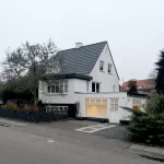 Det røde tag er før. Vi har lagt b&c beton sten på i farven skiffer. Samt lavet ny zink på kvist og nye zinktagrender