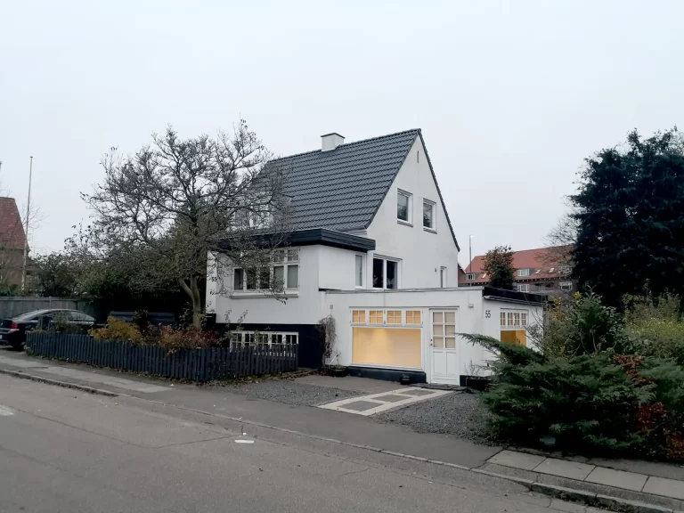Det røde tag er før. Vi har lagt b&c beton sten på i farven skiffer. Samt lavet ny zink på kvist og nye zinktagrender