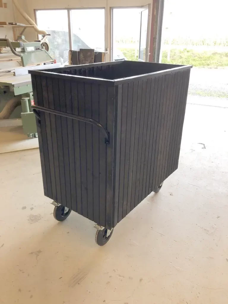 Vi har fremstillet vogn til virksomhed. Den skulle stå uden for deres pæne bygning, til at fragte pap fra køkken til affaldsskuret.