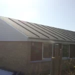 Udskiftning af eternit tagplade tag til tagpap med listetæk. Nye gavle med Ivarplank, vindskeder og stern i Ivarplank, nye underbrædder i gavle, zinktagrender, ny skorsten, samt hævning af gangbro og isolering af loft.