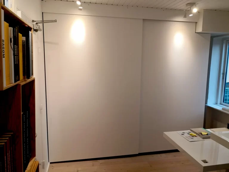 Tilskæring af plader og opsætning som skydedøre.