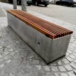 Der er lavet lameller til beton klodserne foran sundhedscenteret i Skanderborg. De er lavet af Guariuba brædder. De bliver helt sølvgrå med tiden.