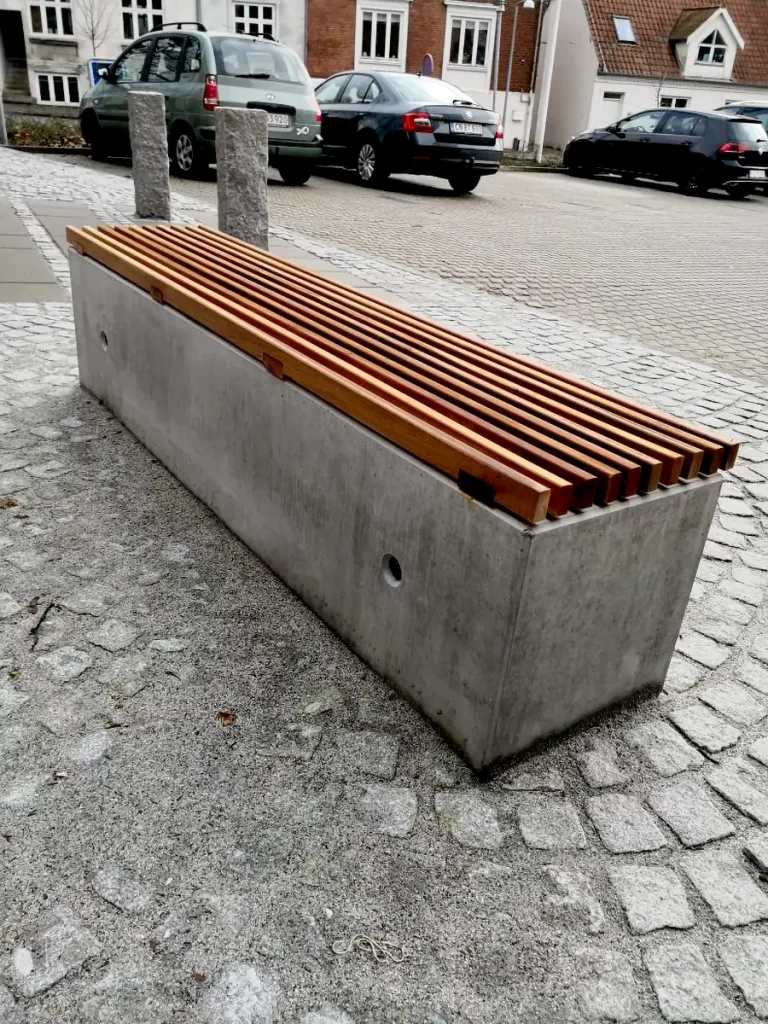 Der er lavet lameller til beton klodserne foran sundhedscenteret i Skanderborg. De er lavet af Guariuba brædder. De bliver helt sølvgrå med tiden.