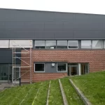 Udskiftning af facade plader på Scu i Skanderborg. Der er opsat rockpanel plader.