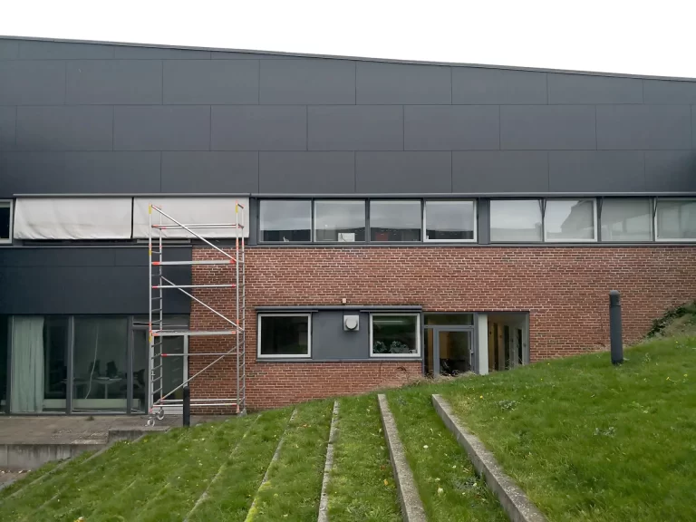 Udskiftning af facade plader på Scu i Skanderborg. Der er opsat rockpanel plader.