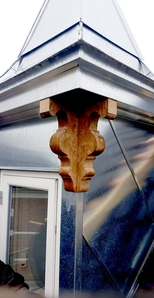 Renovering af kvist der var fuld af råd. Kvisten er fredet så den skulle mere eller mindre have samme udseende.