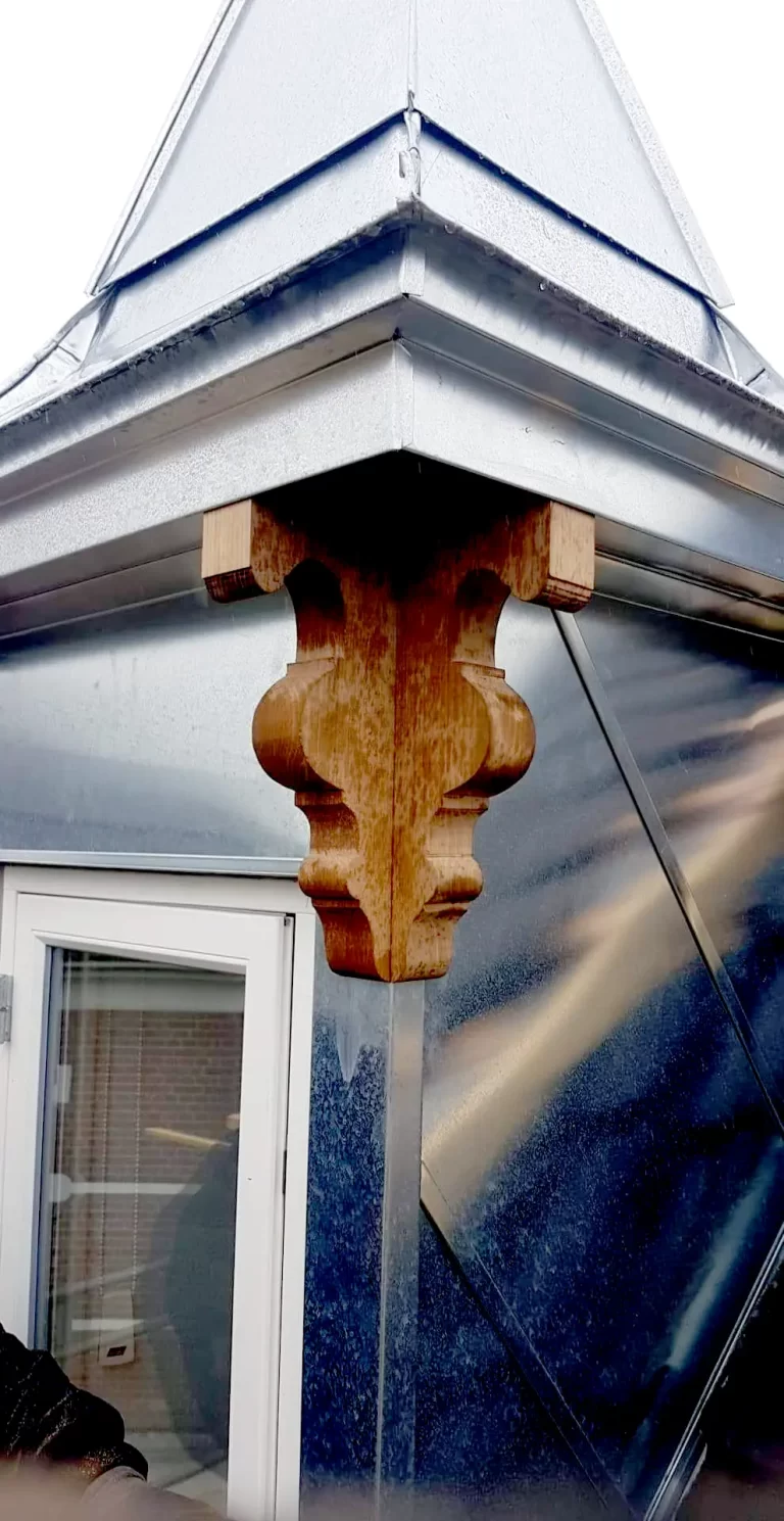Renovering af kvist der var fuld af råd. Kvisten er fredet så den skulle mere eller mindre have samme udseende.