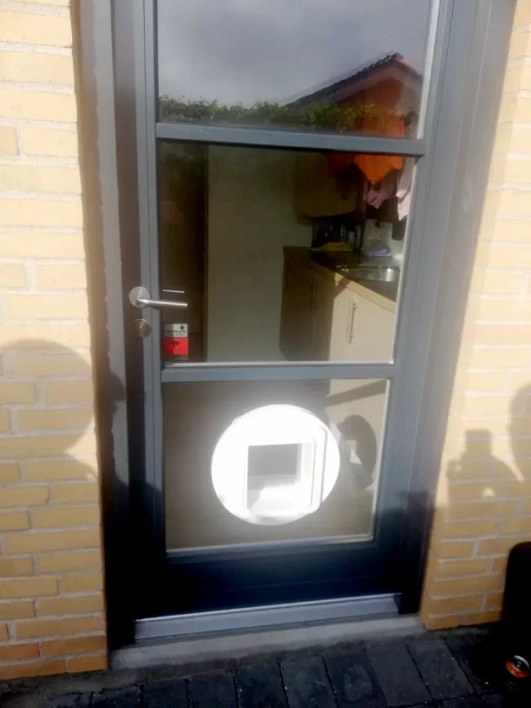 Montering af kattelem i glas dør - set udefra