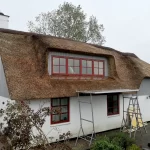 Før var der to små kviste, dem har vi udvidet til en stor. Så der kommet et stort vindue i. Ejendommen er beliggende i Hvolbæk