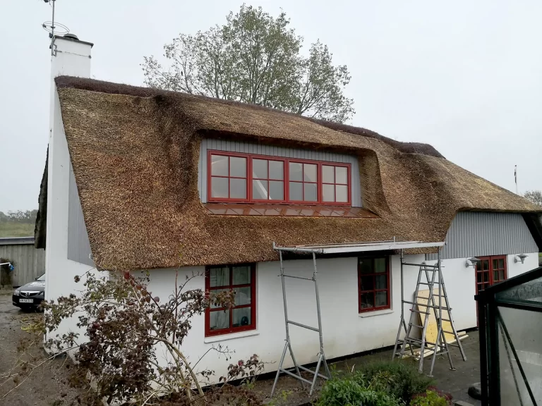 Før var der to små kviste, dem har vi udvidet til en stor. Så der kommet et stort vindue i. Ejendommen er beliggende i Hvolbæk