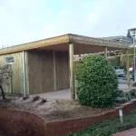 Vi har opført carport i trykimprægneret træ, med stålplade tag. Vi har monteret vindue og dør. Der er sat eternit rundt ved skur så beklædning ikke får jordkontakt.