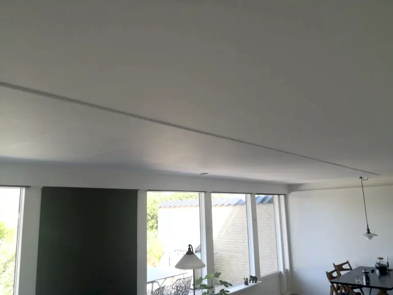 Opsætning af fermacell loft med et stort felt rockfon plader i for bedre akustik.