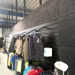 Vi har ved Sloth Wear monteret en væg til at adskille butik fra lager. Væggen er lavet i sort træbeton med rillepaneler indbygget. Det var en billig og hurtig måde at lave en væg på da der ikke efterfølgende skulle maler på.