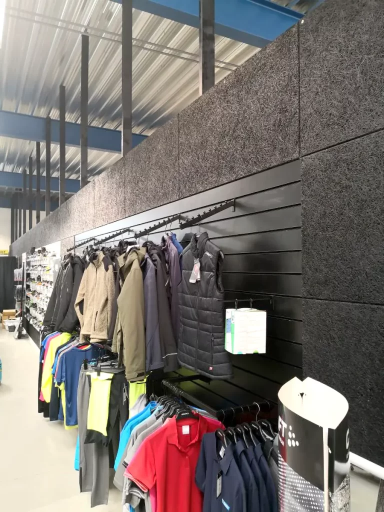 Vi har ved Sloth Wear monteret en væg til at adskille butik fra lager. Væggen er lavet i sort træbeton med rillepaneler indbygget. Det var en billig og hurtig måde at lave en væg på da der ikke efterfølgende skulle maler på.
