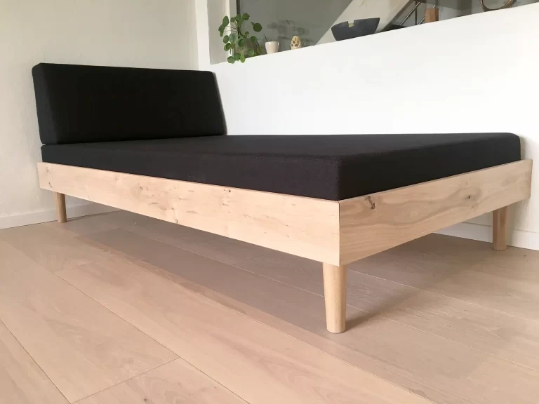 Vi har lavet ramme til daybed. Kunde har selv skaffet hynde ved møbel polstret. Vi har desuden lavet gulv med gulvvarme og troldtekt lofter der sider i 1/3 forbandt