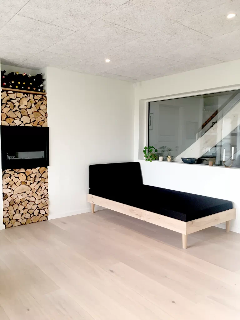 Vi har lavet ramme til daybed. Kunde har selv skaffet hynde ved møbel polstret. Vi har desuden lavet gulv med gulvvarme og troldtekt lofter der sider i 1/3 forbandt