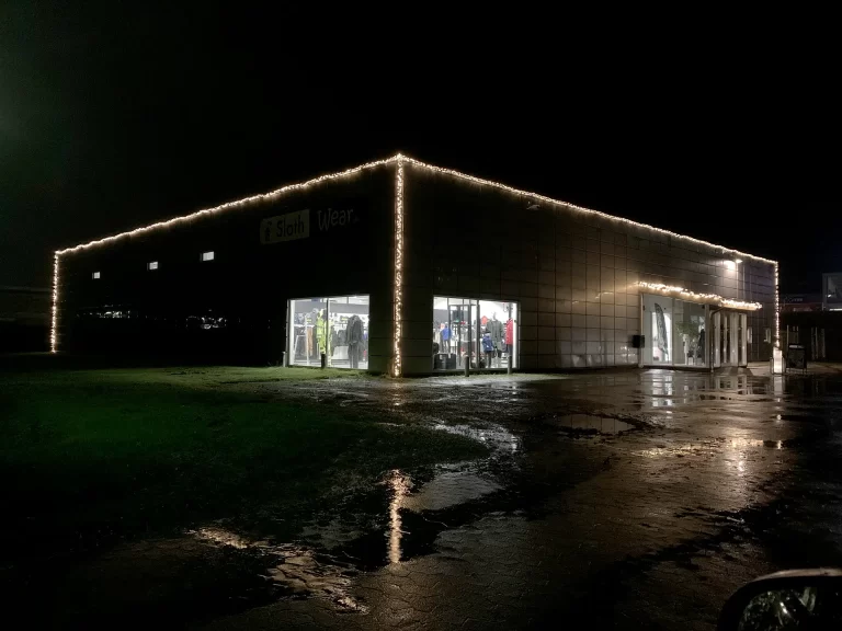 Julelys på industribygning i Skanderborg.