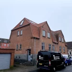 Vi har skiftet tag på denne spændende murermester villa med menzard tag. Vi har sat større velux i og ændret kvist så der kunne komme en altan på.