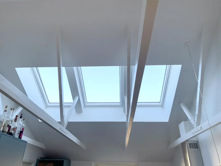 Vi har ændret de vandrette lofter til at gå op til kip. Spær konstruktionen er ikke ændret. Der er isat 3 Velux vinduer.