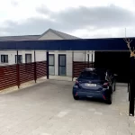 Carport opført med galvaniserede og pulverlakeret stolper, beklædning er etex click smoothie på skur, sternen er etex cedral board, underbeklædning er rockpanel plader. Trælameller er genbrug.
