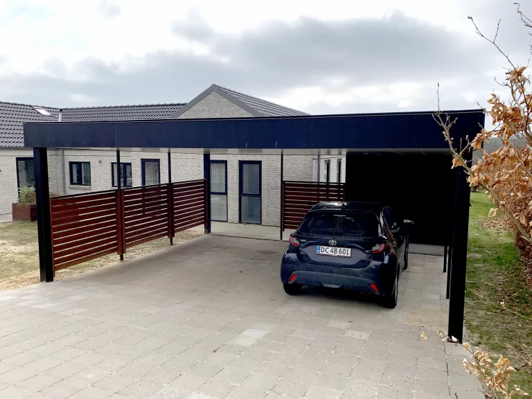 Carport opført med galvaniserede og pulverlakeret stolper, beklædning er etex click smoothie på skur, sternen er etex cedral board, underbeklædning er rockpanel plader. Trælameller er genbrug.