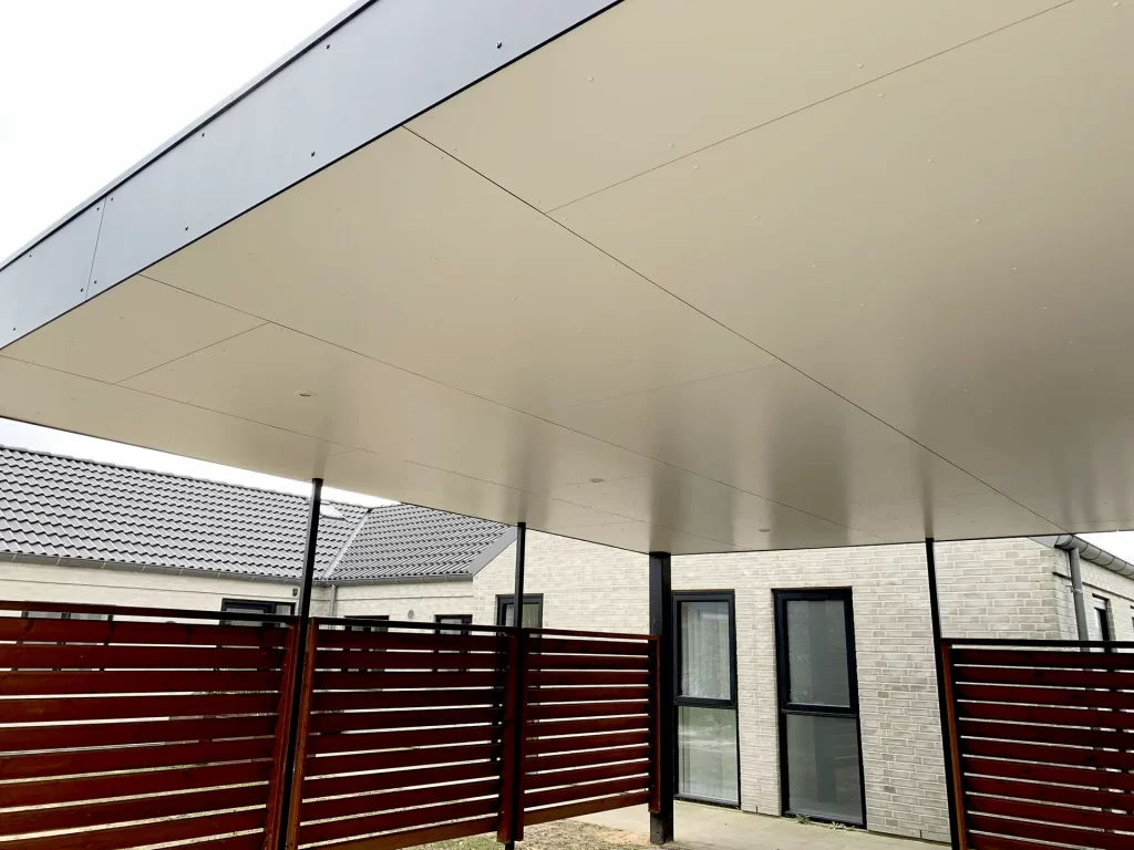Carport opført med galvaniserede og pulverlakeret stolper, beklædning er etex click smoothie på skur, sternen er etex cedral board, underbeklædning er rockpanel plader. Trælameller er genbrug.
