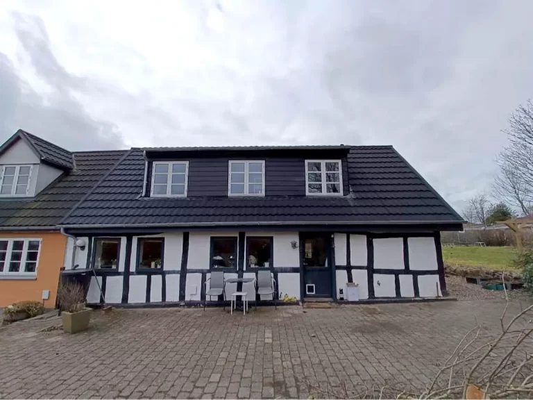 Udskiftning af eternit plader til nyt decra tag på bindingsværkshus, efterisolering af kviste og beklædning med Ivarplank/etex planker