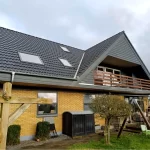 Udskiftning af bølge eternit plader til sorte letvægtsbrton sten. Taget er blevet rettet op, spær er forstærket og hævet så der kunne efterisoleres