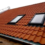 På Nørre Alle 61, 8000 Aarhus. Der har vi udskiftet et slidt eternit tag til et flot rødt vingefals tegltag.