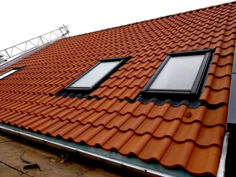 På Nørre Alle 61, 8000 Aarhus. Der har vi udskiftet et slidt eternit tag til et flot rødt vingefals tegltag.
