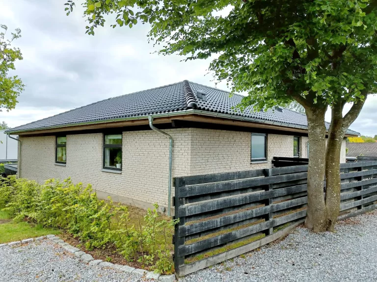Skiftet fra eternit bølgeplader til letvægtsbeton tagsten.