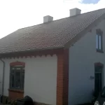 Tagprojekt: Opretning af spær, efterisolering af loft, nye remender, nye overbrædder (udhængs brædder), nye gavl spær, nye zink tagrender med loddet samlinger, 2 nye velux vinduer, samt montering af solceller. Pudsning af skorstene (underentreprenør) maling af dem samt ny inddækning.