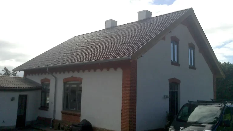 Tagprojekt: Opretning af spær, efterisolering af loft, nye remender, nye overbrædder (udhængs brædder), nye gavl spær, nye zink tagrender med loddet samlinger, 2 nye velux vinduer, samt montering af solceller. Pudsning af skorstene (underentreprenør) maling af dem samt ny inddækning.